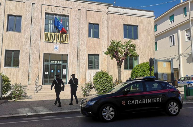 Matera, rubavano armi della polizia locale in diversi Comuni di Puglia e Basilicata, sgominata banda: 6 in manette 