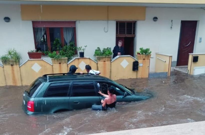 Pioggia e grandine a Casarano: le strade si trasformano in torrenti