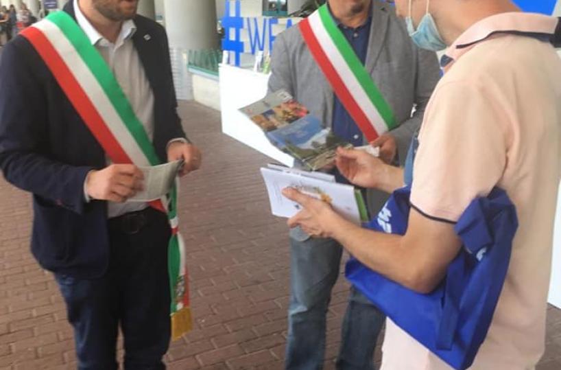 Bari, blitz dei sindaci di Acquaviva e Casamassima in aeroporto: «Così si promuove il territorio»