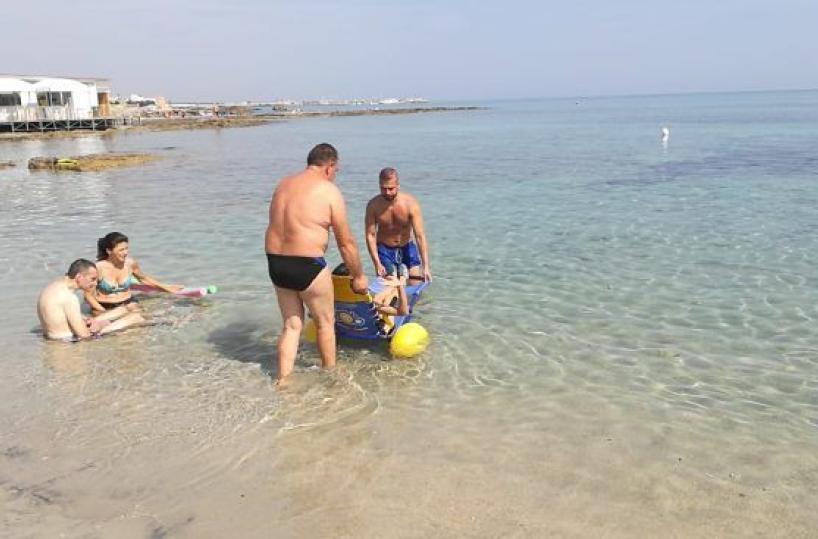 Lecce, spiaggia attrezzata per la fisioterapia in mare: al via «Il mare di tutti»