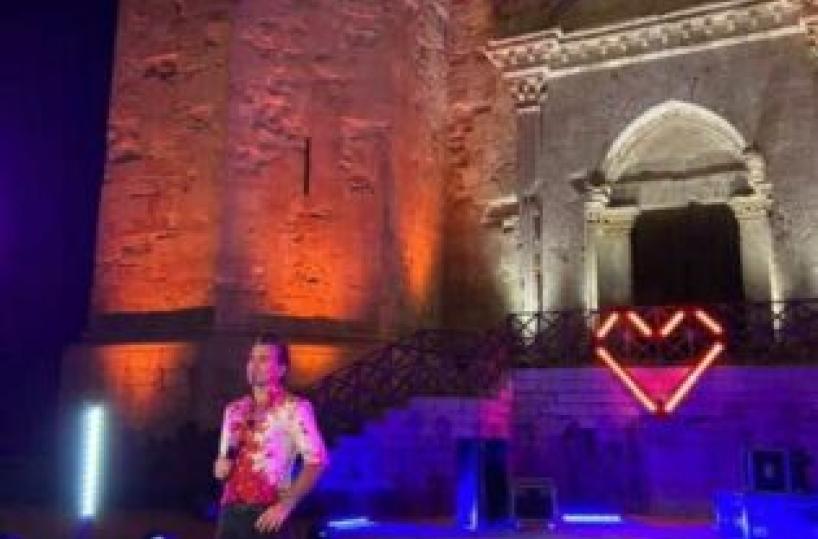 Piero Pelù torna in Puglia per Battiti Live: immortalato ai piedi di Castel Del Monte