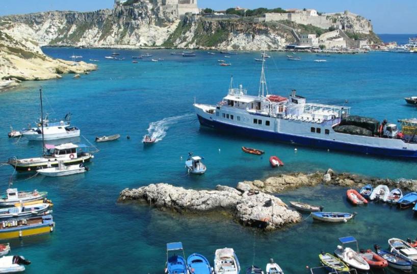 Incendio alle isole Tremiti 20 turisti soccorsi via mare