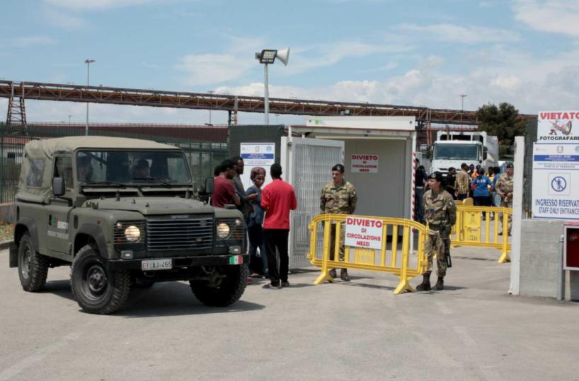 MIgranti, in 100 arrivano all'hotspot di Taranto: arrestato tunisino irregolare sul territorio