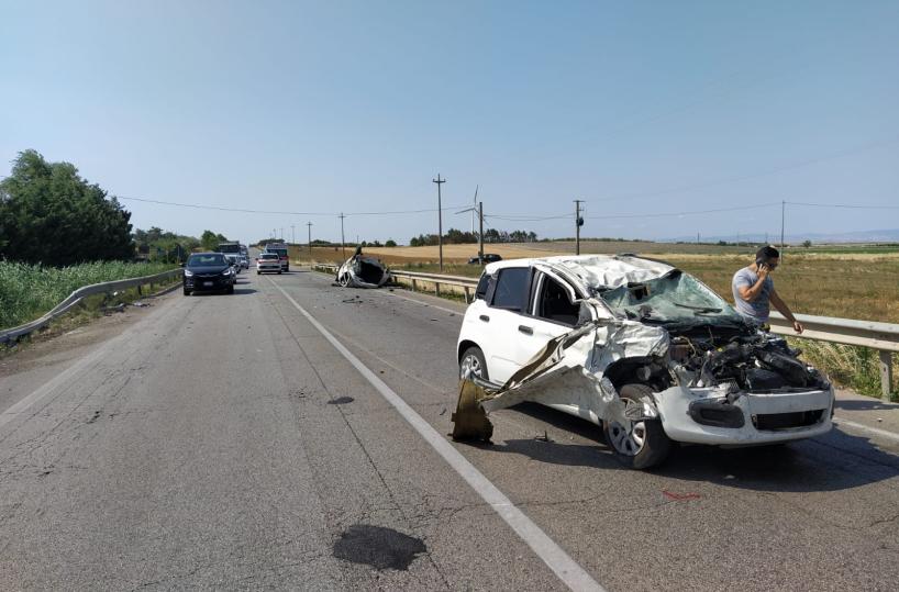 Foggia, carambola tra auto sulla SS 16, cinque feriti 
