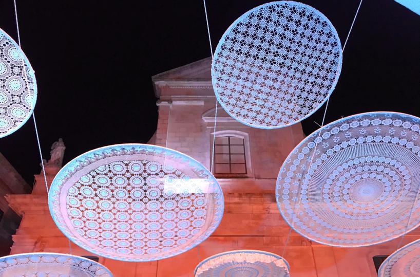 Centrini sospesi in aria, arte, musica e cinema: la ricca estate di Cisternino