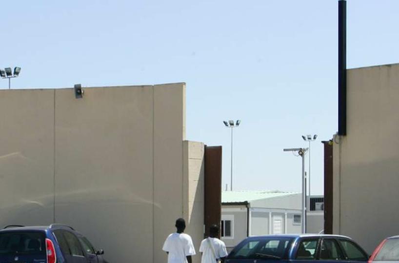 Brindisi, al Cara di Restinco positivo al Covid uno degli 80 migranti trasferiti