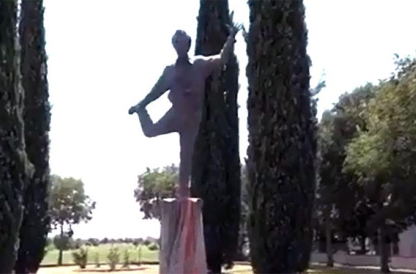 Roberto Benigni, imbrattata statua a Manciano