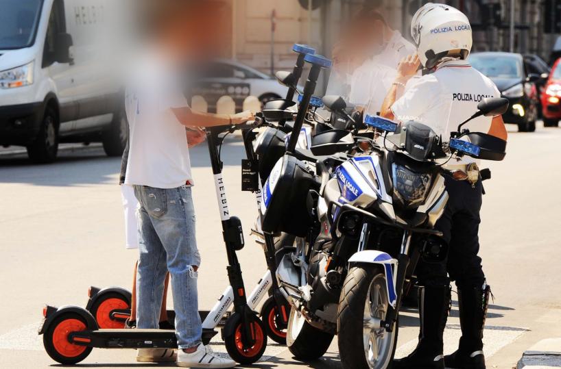Bari, 300 multe in un mese per gli incivili dei monopattini: in arrivo un «prontuario»