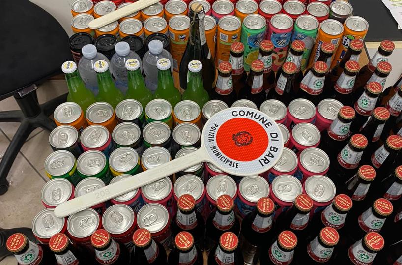 Bari, vendono bibite sul lungomare senza autorizzazione: sequestri e multe