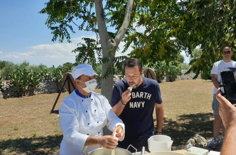 Salvini a Ceglie Messapica: tra tour elettorale, mozzarelle e panzerotti