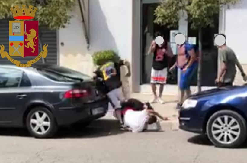 Matera, si picchiano per strada per questioni familiari: denunciati in 5 per rissa