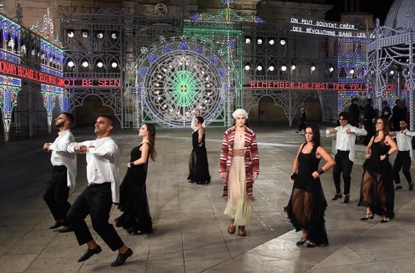 Lecce, «L’allestimento per la sfilata di moda non ha reso giustizia a piazza Duomo»
