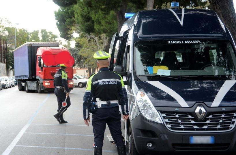 Coronavirus, a Bari dipendenti di 4 bar senza mascherine: sanzioni