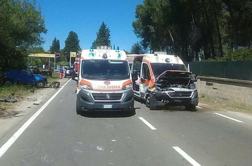 Auto contro ambulanza nel Leccese: un ferito d'urgenza in ospedale