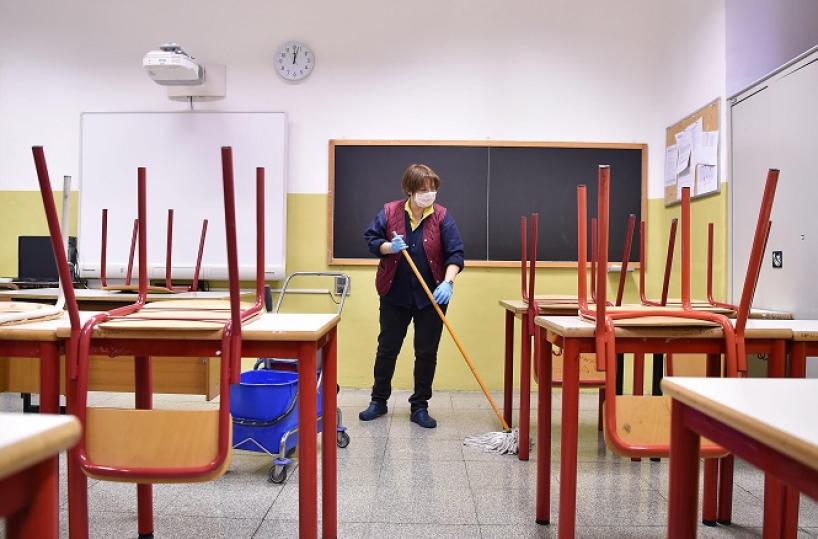 Scuola post Covid, medici fra le classi e test a campione