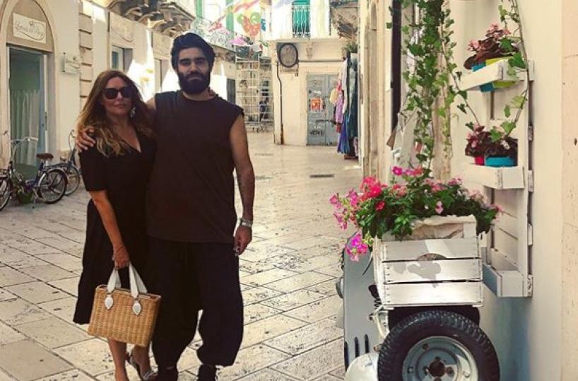 Tutti in Puglia per l'estate: Selvaggia Lucarelli in Valle d'Itria con figlio e compagno
