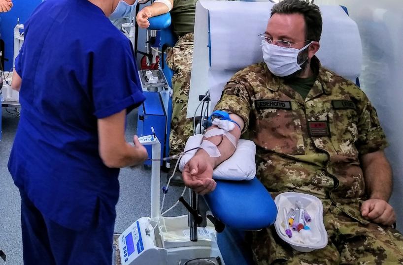 Trani, donazione straordinaria sangue dei fanti nella caserma «Lolli Ghetti»