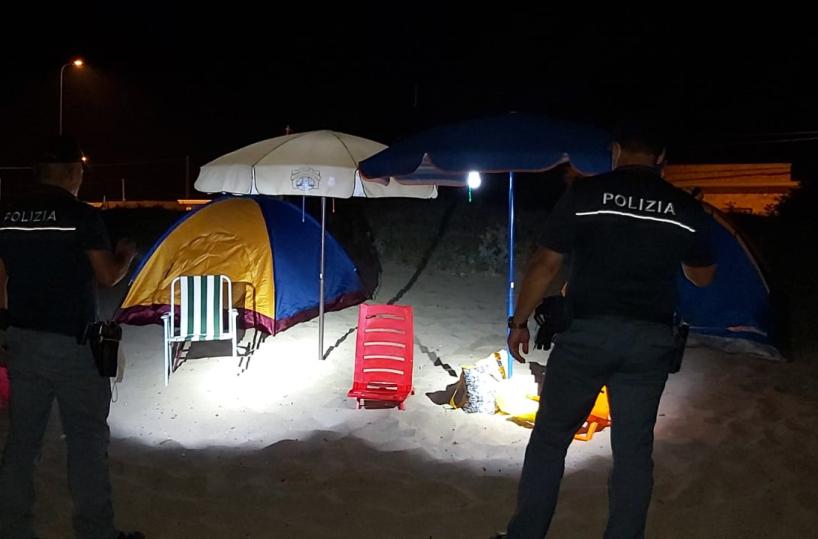 Taranto, occupazione abusiva delle spiagge: sequestrate sdraio e ombrelloni