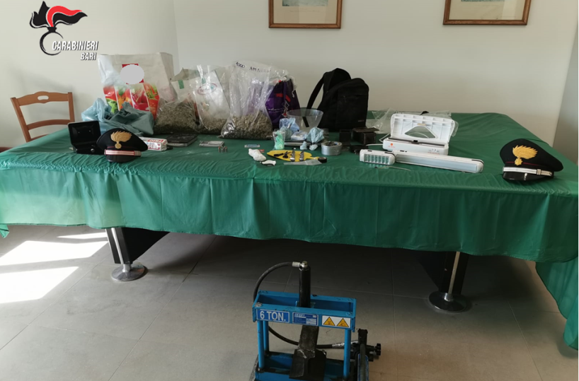 Adelfia, laboratorio della droga in uno stabile abbandonato: arrestato 32enne