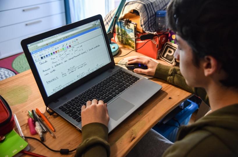 Computer e abbonamenti a Internet a prezzi scontati per i redditi più bassi