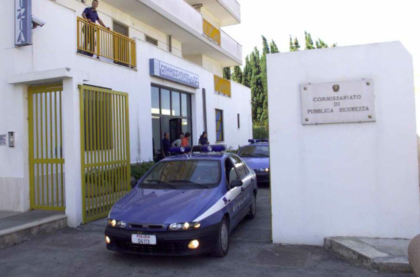 Mesagne, minacce ai genitori: «Soldi per la droga o brucio casa», arrestato 31enne