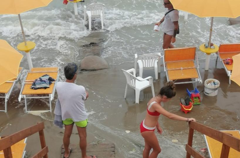Metaponto, il maltempo taglia la spiaggia