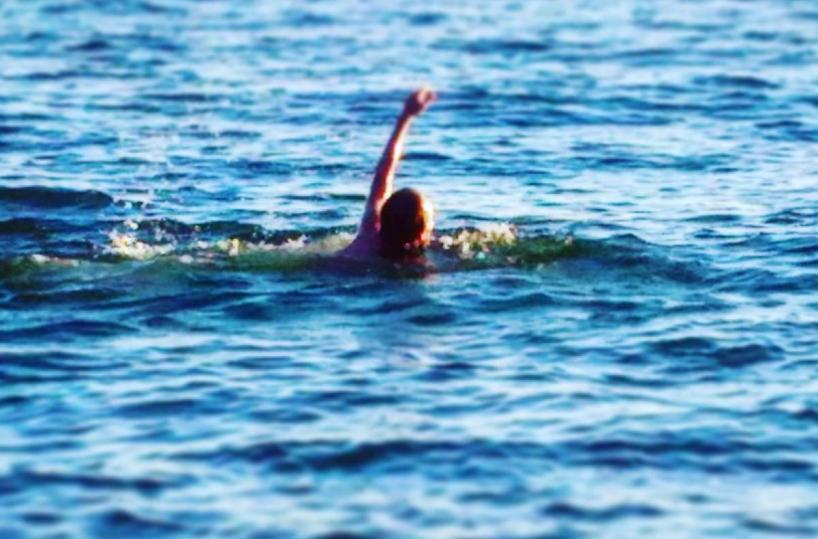 Taranto, militare fuori servizio si tuffa e salva 7 persone dalla furia del mare