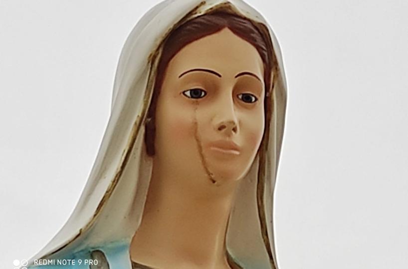 «La Madonna piange sangue» preghiere intorno alla statua a Carmiano 