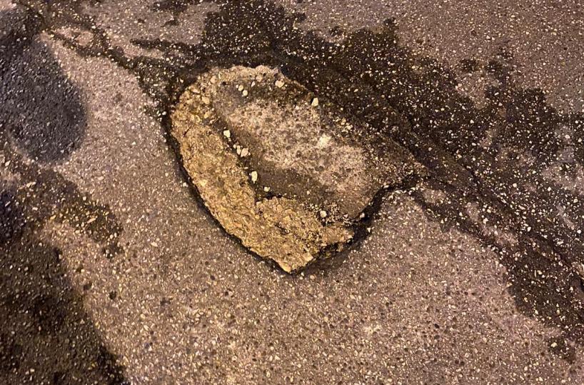 Bari, vola dal monopattino a causa di una buca e finisce in ospedale: sarà operata alla gamba