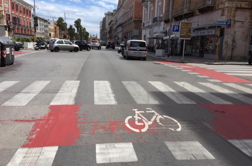 Bari, nuova pista ciclabile di corso Vittorio Emanuele sbiadisce con la pioggia,  il Comune: «Impresa la rifarà a sue spese»