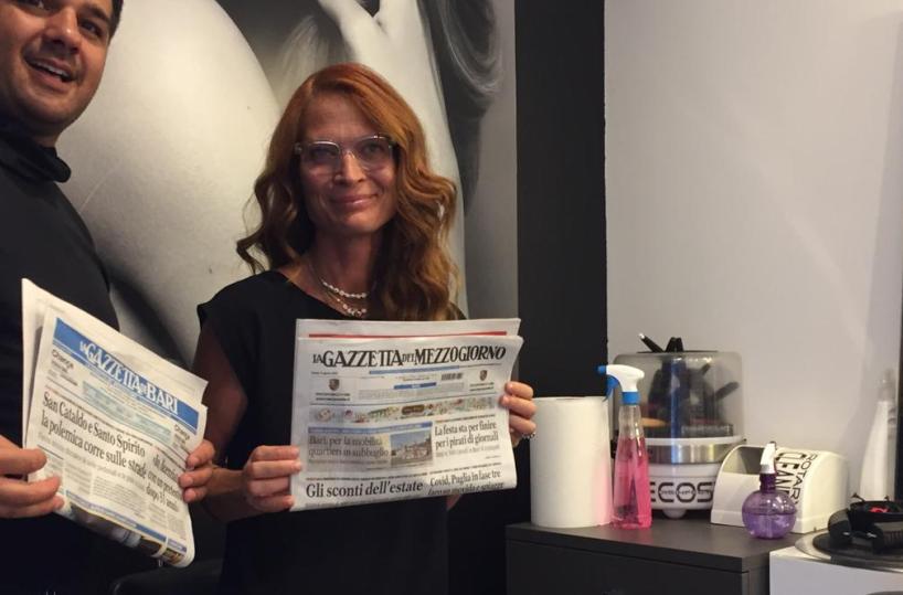 Monopoli, Jane Alexander durante la piega dà un’occhiata alla Gazzetta