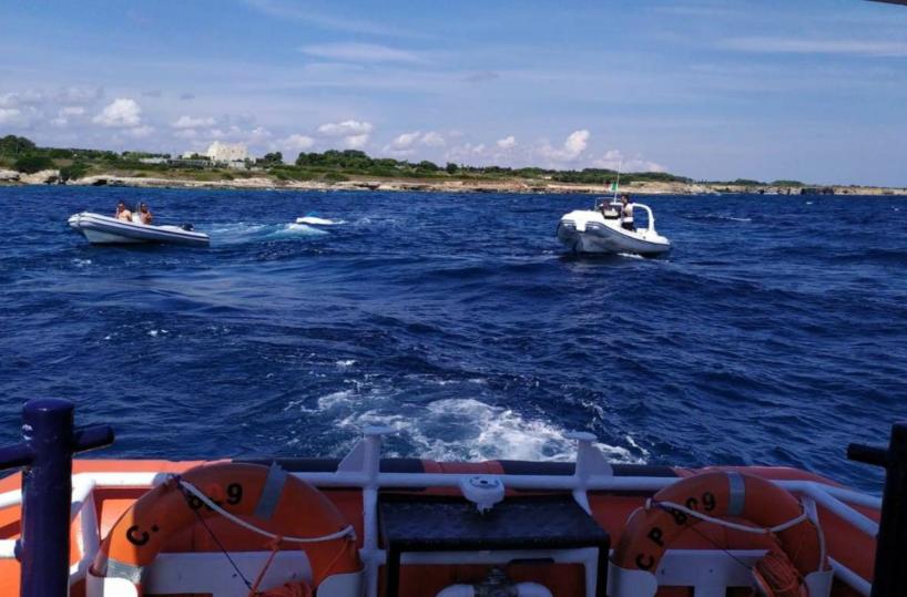 Otranto, la barca si capovolge: salvati in sette