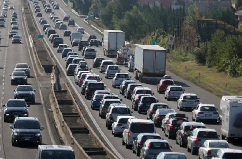 Assalto armato a portavalori blindato nel Foggiano: A14 bloccata, traffico in tilt