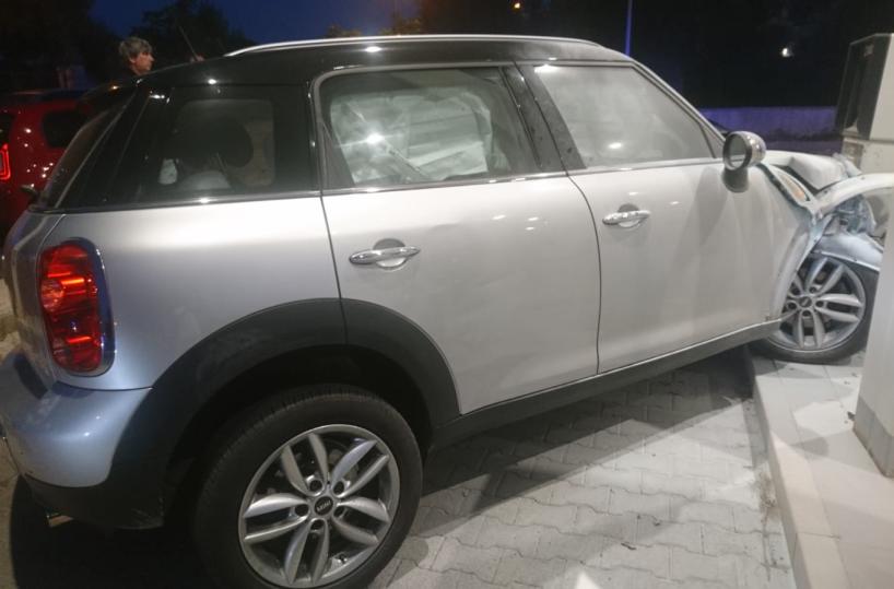 Bari, due auto pirata investono pedoni e scappano: polizia locale intercetta conducenti