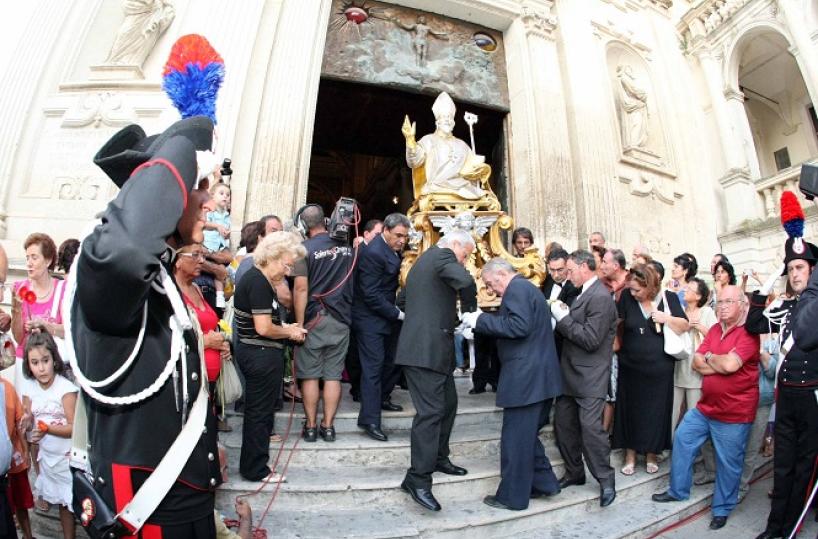 Lecce, le statue dei Patroni in piazza duomo per i fedeli 