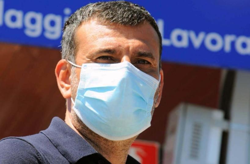 Coronavirus, l'appello di Decaro su Facebook: «Usate la mascherina»