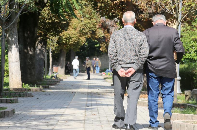 Nonni senza nipoti e sposano la politica