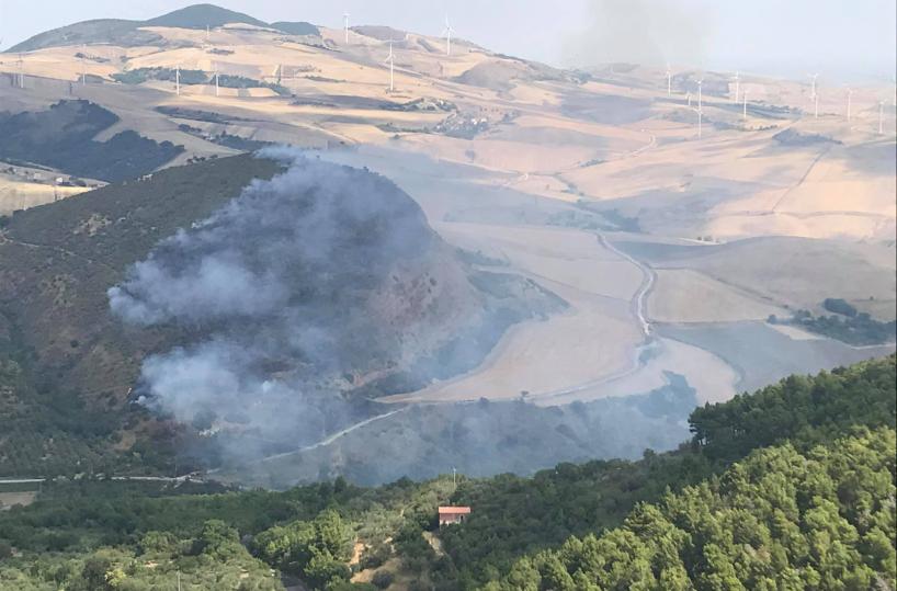 Incendio a Sant'Agata di Puglia: in fiamme vegetazione in località Monte Ultrino
