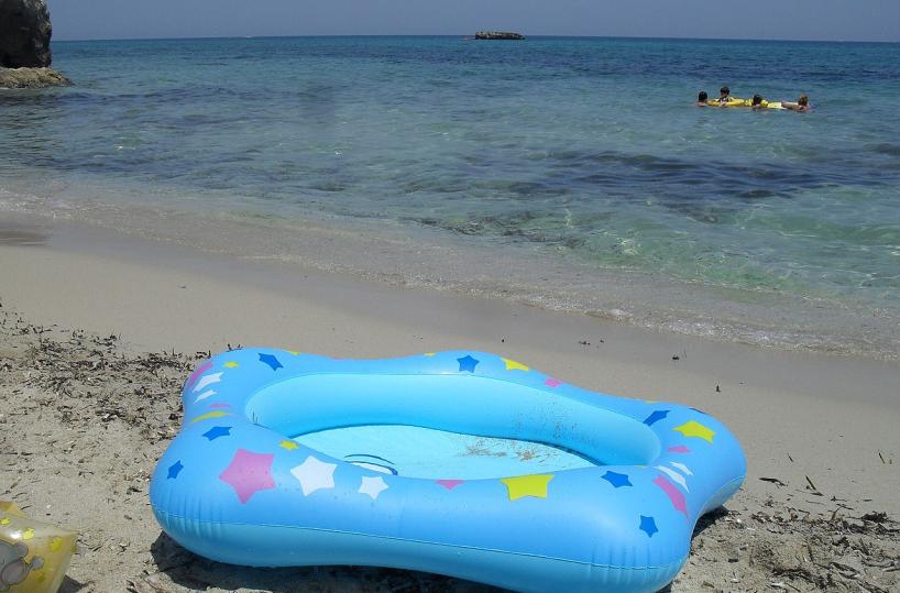 Melendugno, ha un crampo mentre fa il bagno, rischia di annegare: salvato dal bagnino