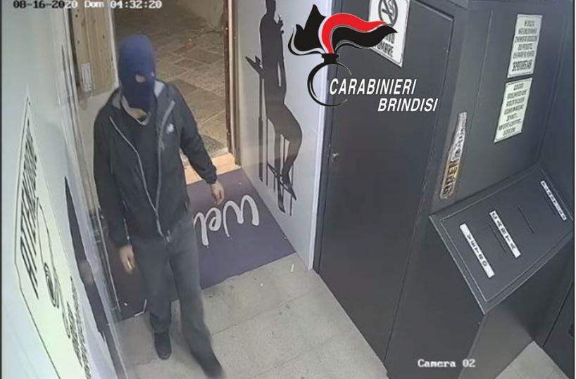 Francavilla Fontana, tenta di sottrarre monete da distributori di bevande: 34enne denunciato 