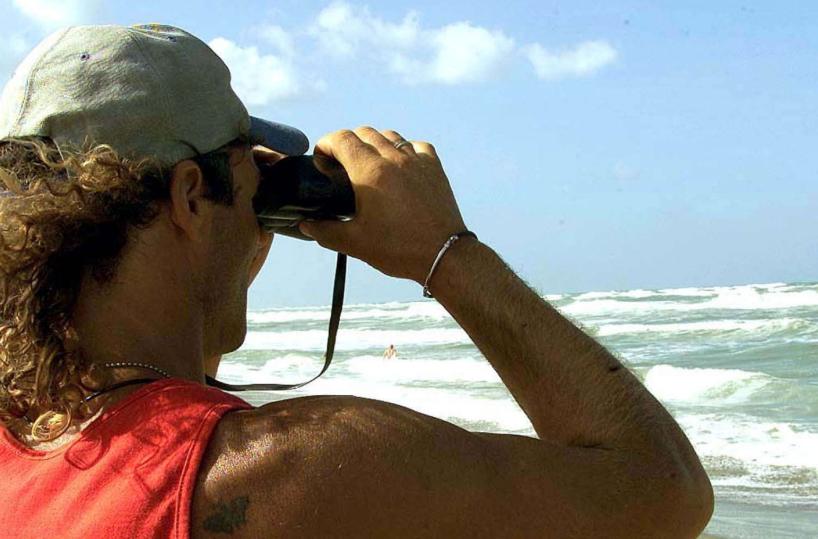 Polignano-Mola, bagnini coraggio salvano due bimbi dall'annegamento
