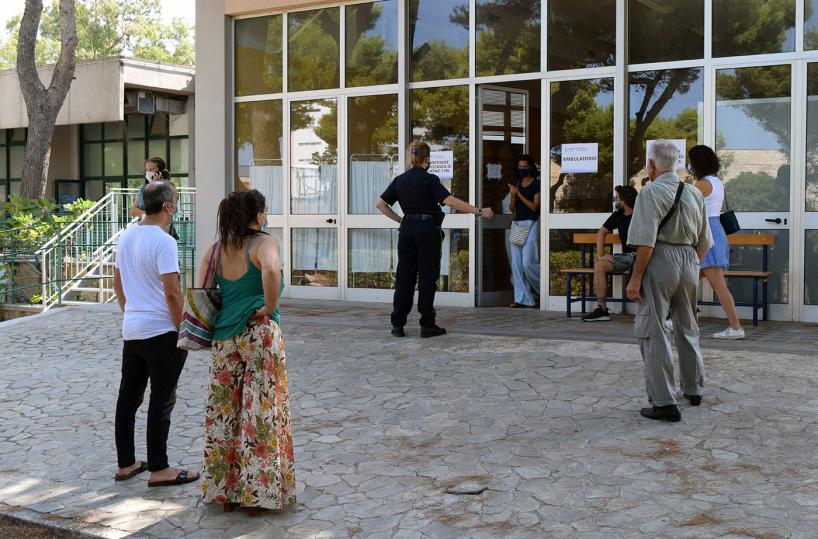 Bari, rientra dalla Grecia il 12 agosto ma non le hanno ancora fatto il tampone: «Ho paura»