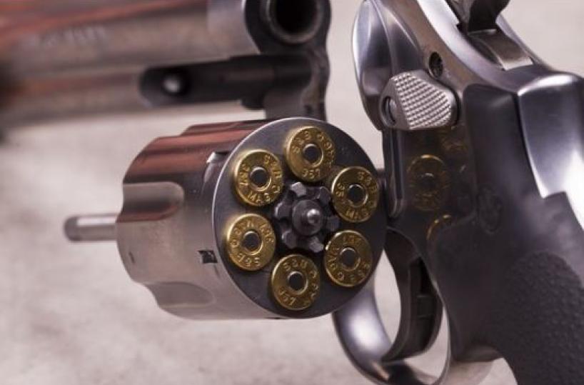 Potenza, a spasso con una P38 special e cocaina nel marsupio: arrestato 27enne 