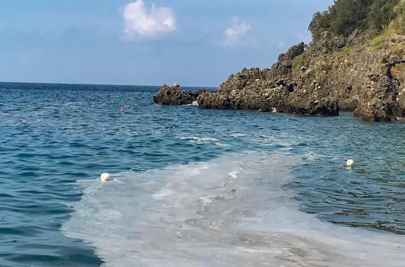 Maratea, chiazze bianche nel mare di Acquafredda. I turisti sono sconcertati