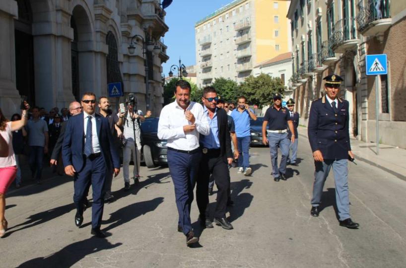 Foggia, Salvini in Confindustria. Protestano i Cinquestelle