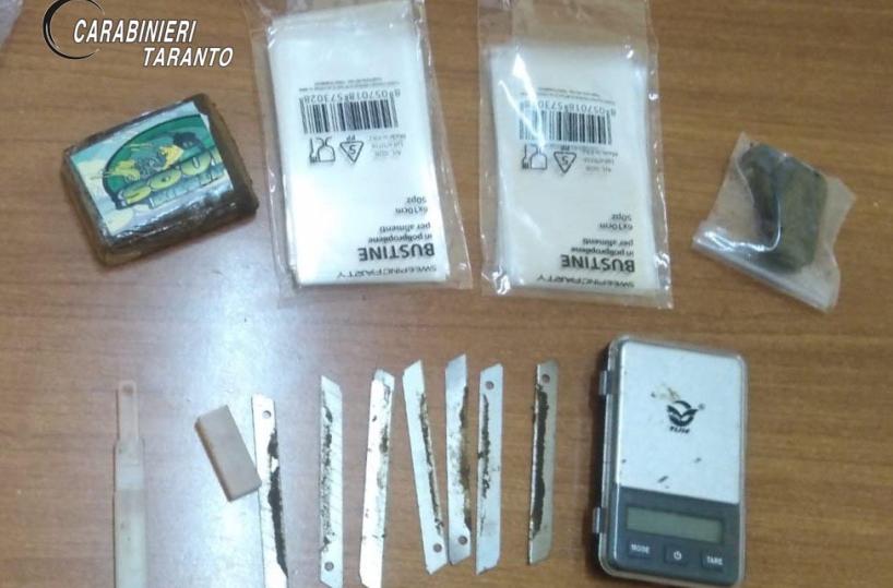 Taranto, insospettabile pusher sorpreso a spacciare vicino al mare: 23enne ai domiciliari 