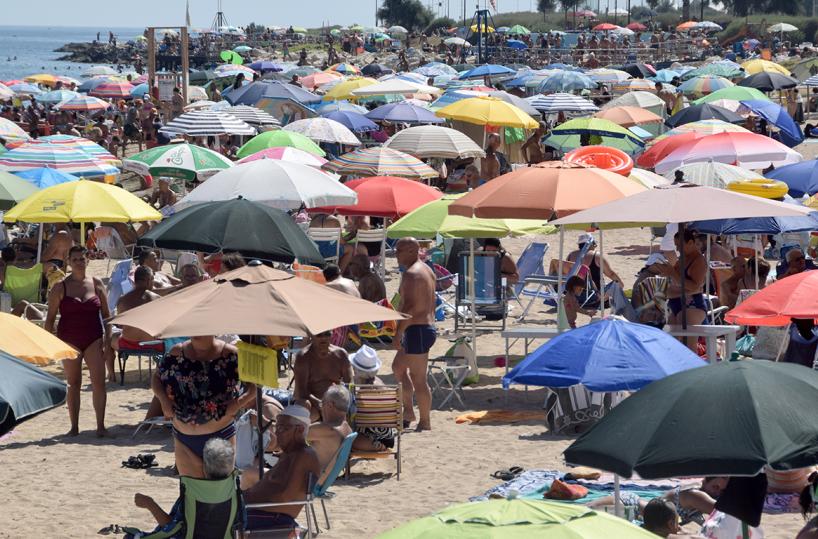 Bari, distanziamento? Al mare non vale