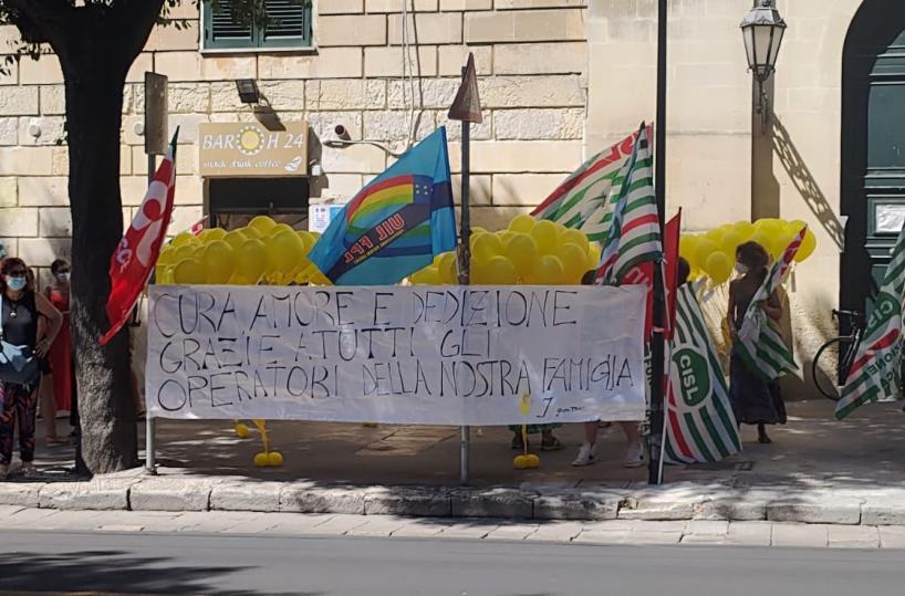 Lecce, operatori  sanitari senza contratto  da 14 anni. Sit-in davanti alla Prefettura