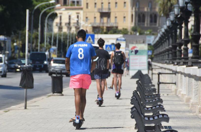 Bitonto, il negozio rinuncia a vendere monopattini e bici elettriche: «Poca sicurezza»