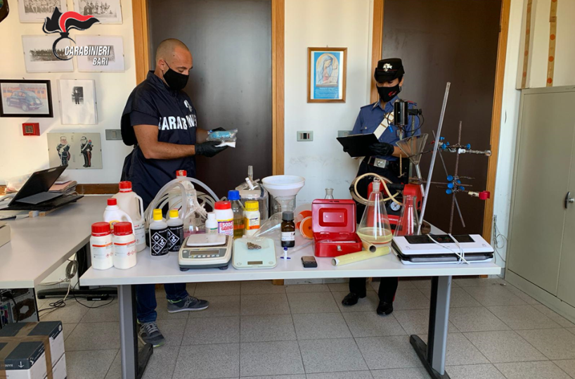Mola di Bari, carabinieri scoprono laboratorio di anfetamine: 2 arresti